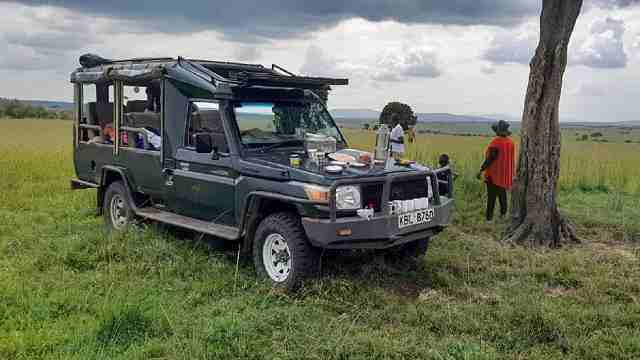 CAR HIRE OPEN ROOF SAFARI LAND CRUISER, TOYOTA PRADO,  KAMPALA, JOMO KENYATTA IRPORT, ARUSHA, KILIMANJARO, DAR ES SALAAM, KIGALI,MALINDI